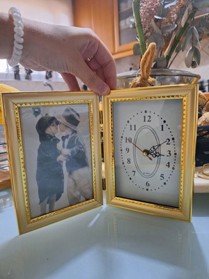 Photo frame clock like new with photo and batteries included