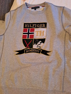 Tommy Hilfiger sweatshirt grey, long sleeve, like new with minor logo flaw