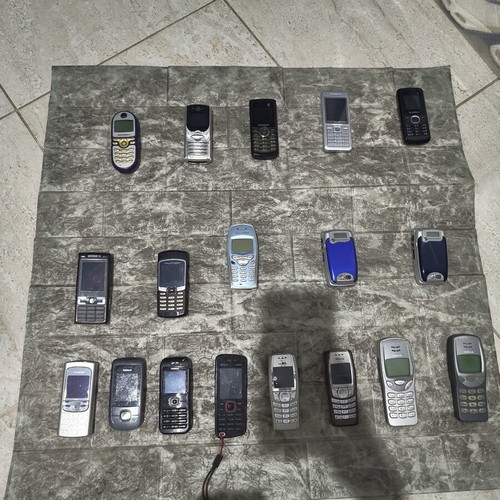 Old collectible mobile phones used, unknown functionality