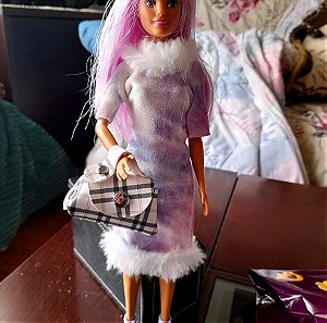 Barbie με ιδιαίτερο μαλλί και τσάντα