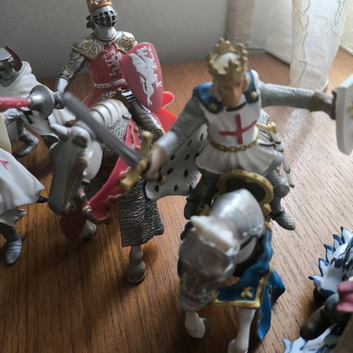 Knight figures set like new, 16 pieces with dragon