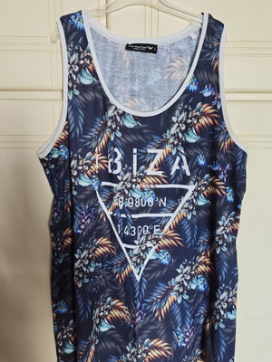 Men's T-shirt with colorful design size L like new