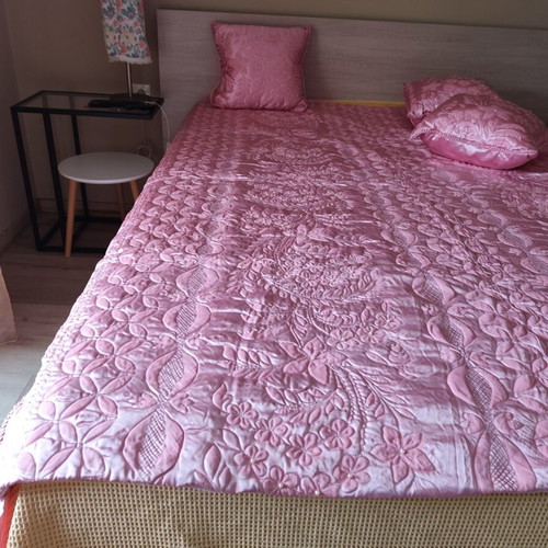 Vintage satin quilt with three small decorative pillows, like new