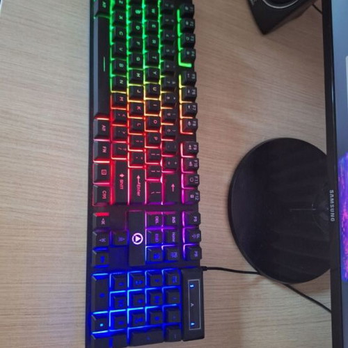 Samsung 21-inch 60Hz monitor with Logitech speakers, keyboard and mouse