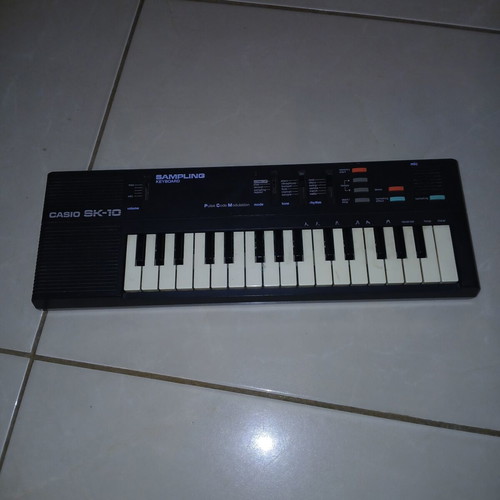 Casio SK 10 vintage keyboard used, missing battery cover and charger