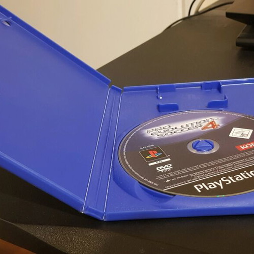 Pro Evolution Soccer PS2 used, disc and case in excellent condition