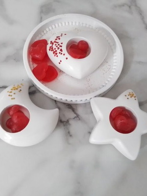 Set of three white tealight holders with round tray and cinnamon wax melts