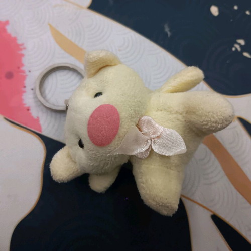 Keychains dog and pig like new, beige pack