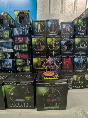 Alien & Predator Eaglemoss collectible collection like new with 30+ figures