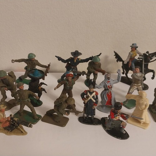 Cherilea, Cresent, Timpo and Airfix plastic toy soldiers used