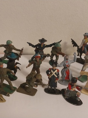 Пластмасови военни фигурки Cherilea, Cresent, Timpo и Airfix употребявани