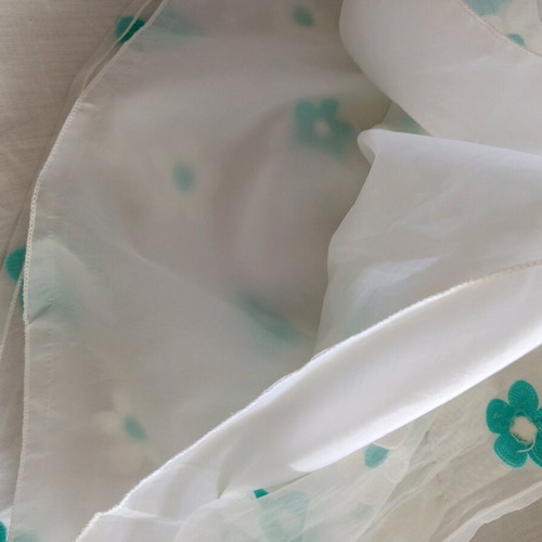 Skirt new with embroidered flowers, size XS, white
