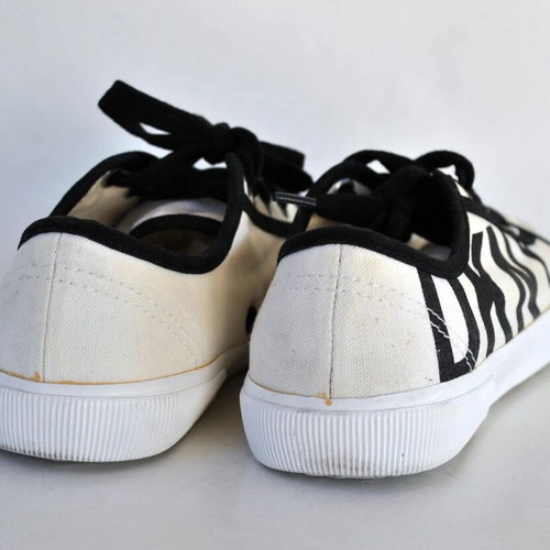 DKNY white canvas sneakers slightly used, size 37.5