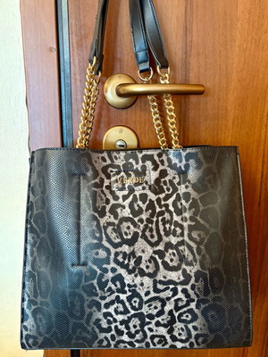 Verde shoulder bag like new, black and white
