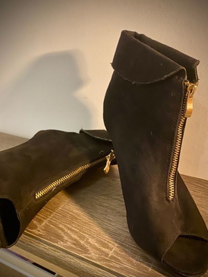 Μαύρα μποτάκια  Camille peep toe
