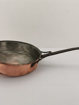 Decorative frying pan with handle from 1900 used