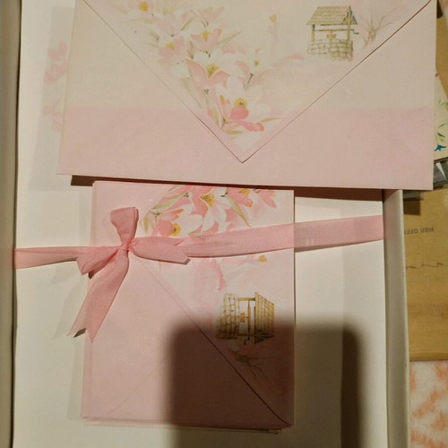 Stationery set like new with 19 sheets and 14 envelopes