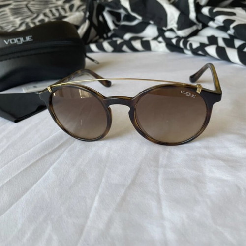 Vogue sunglasses used with brown tortoiseshell frame and brown degrade lenses