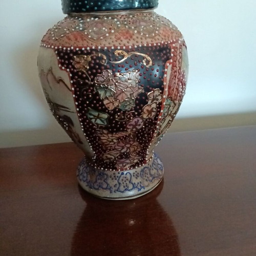 Vintage Chinese Satsuma Style Vase with Lid like new