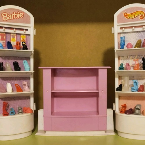 Barbie toy store 2000 with missing parts, collectible display stand