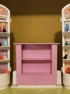 Barbie toy store 2000 with missing parts, collectible display stand