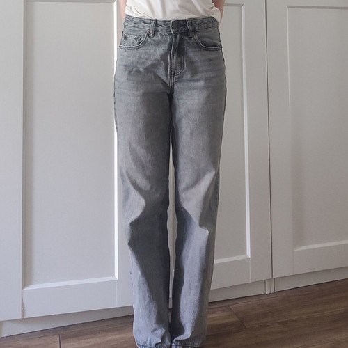 Stradivarius straight leg jeans size 34, gray
