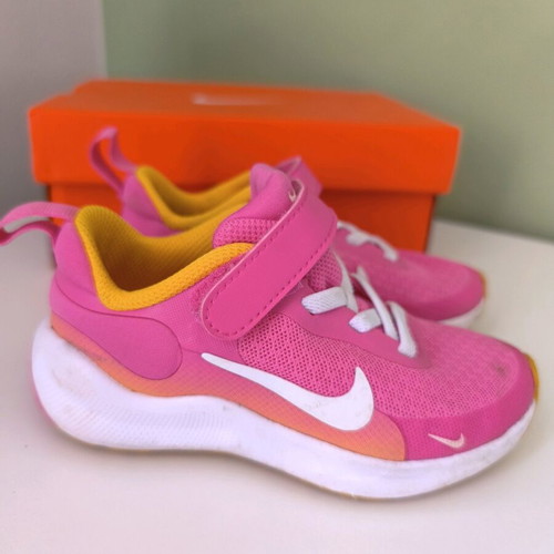 Nike Revolution 7 kids athletic shoes used, size 25, fuchsia