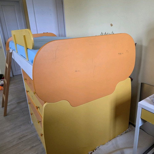Child bed used with 4 drawers and brand new mattress