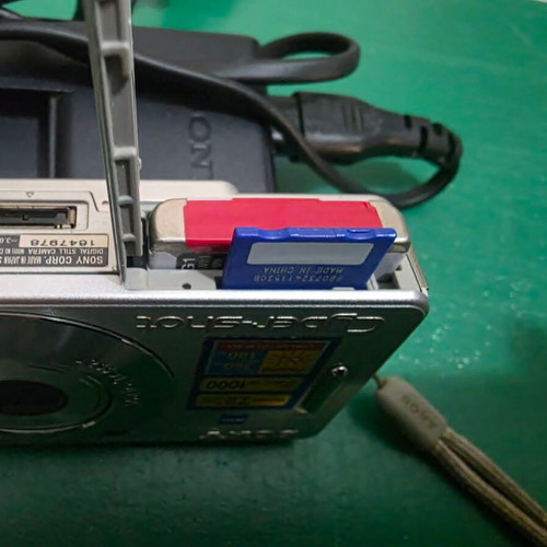 Sony Cyber-shot DSC-W70 digital camera with battery and charger