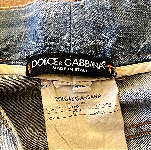 Jean ανδρικό Dolce Gabbana n.52 ιταλικό, από λεπτό ξεβαμμένο ύφασμα με σκισίματα, στην πίσω τσέπη κλείνει με δερμάτινο σήμα της εταιρείας με τρουκς. Αγοράστηκε 795 € το 2020. Πωλείται στα 300€.
