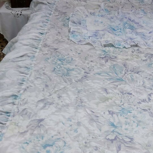 Quilt for single bed like new with ruffles and pillowcase