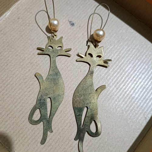 Vintage-style cat earrings with pearls like new