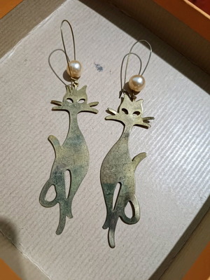 Vintage-style cat earrings with pearls like new