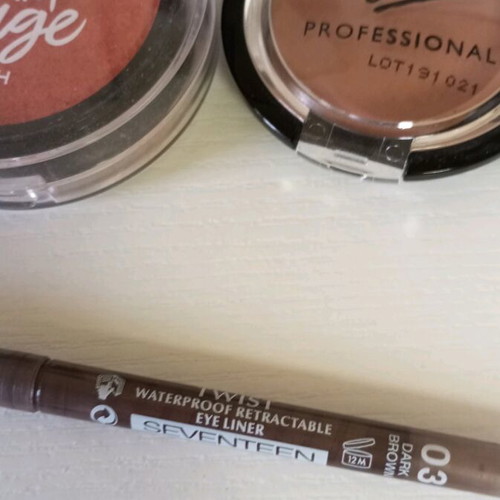 Cosmetics set like new with blush, eye pencils and mat lipstick