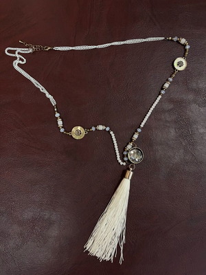 Κολιέ λευκό με χρυσές λεπτομέρειες, φούντα και κρυσταλλάκι νέο