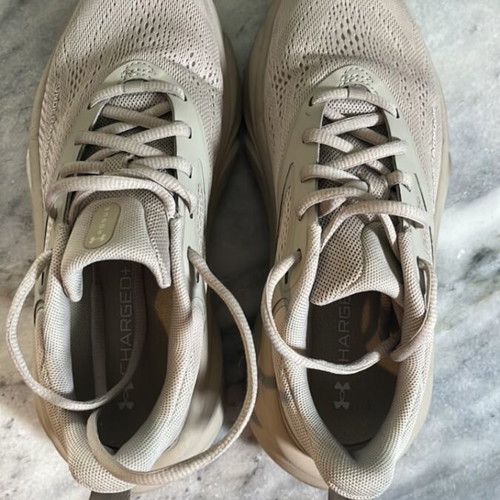 Under Armour athletic shoes like new, size 37.5, beige