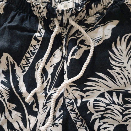 H&M summer shorts like new, 100% linen, high waist, black and white, XS