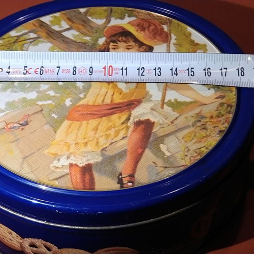 Metal biscuit tin for storage with 18cm diameter
