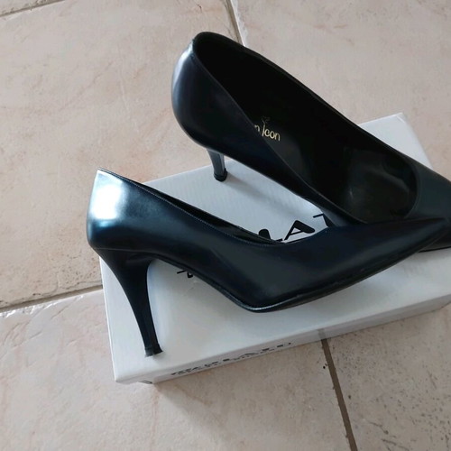 Fashion Icon pointed leather blue pumps size 39 like new with 9 cm heel