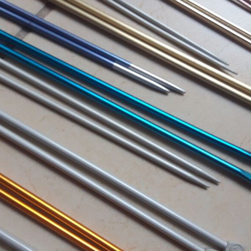 Cylindrical box with 13 pairs of used aluminum knitting needles