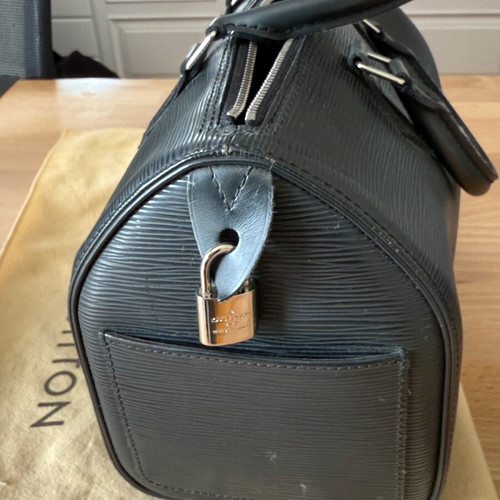 Louis Vuitton Speedy 25 handbag like new, black, Epi leather