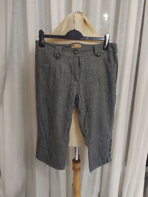 Moonlight Capri Pants new, size 42, herringbone pattern