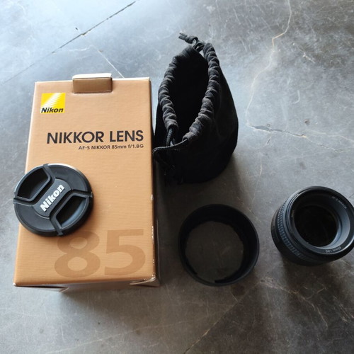Nikon AF-S NIKKOR 85mm f/1.8G lens like new