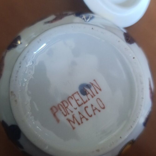 Porcelain Macao vintage covered jar with fruit decoration