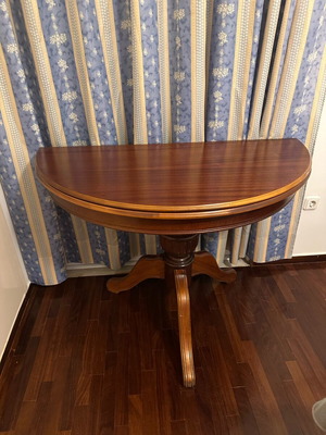 Wooden round dining table like new with two leaves