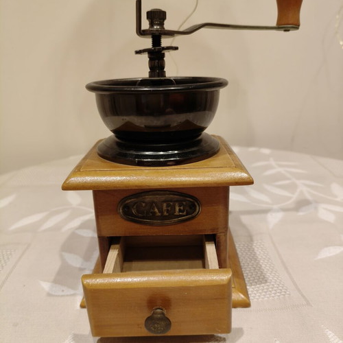 Vintage manual coffee grinder like new, wooden base