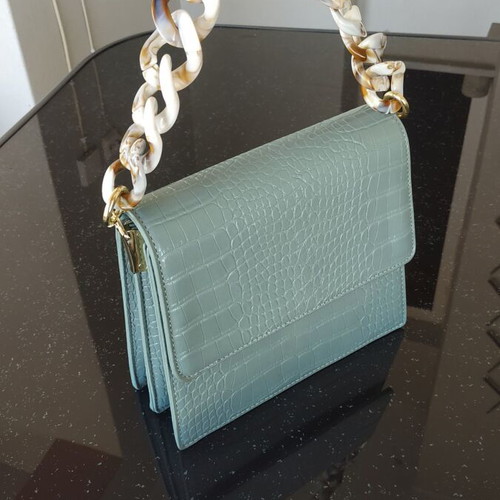 Bag like new with detachable strap and magnetic clasp
