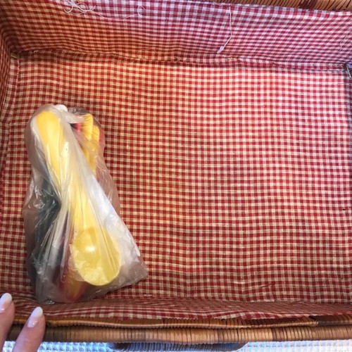 Wicker picnic basket like new with equipment and 4 plates