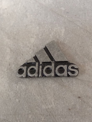 Adidas συλλεκτικό μεταλλικό σήμα pin δεκαετίας 1990, μεταχειρισμένο