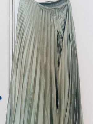 Pleated satin skirt in sage green, like new, Zara, XS